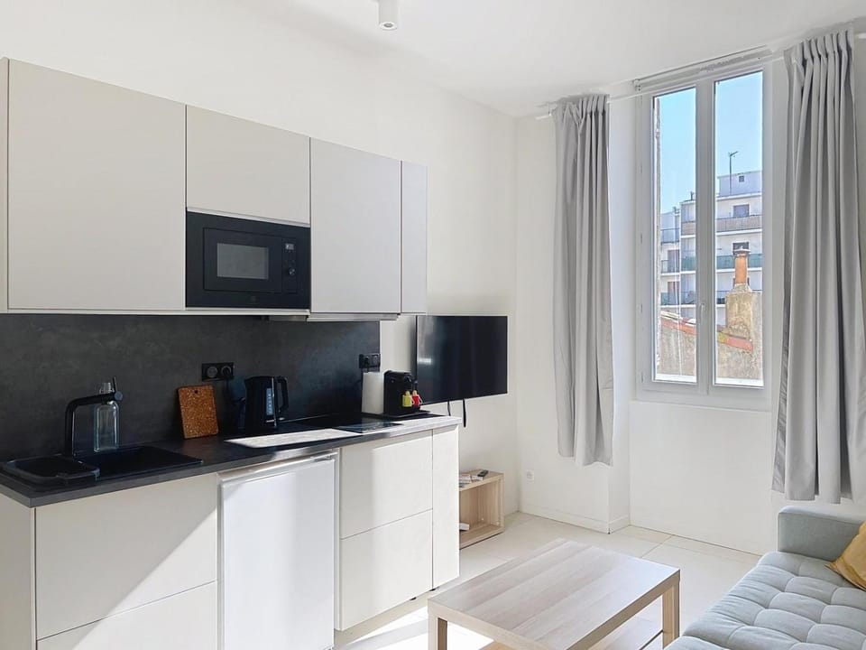 Coffee/tea facilities, Kitchen or kitchenette, Dining area, stove, toaster