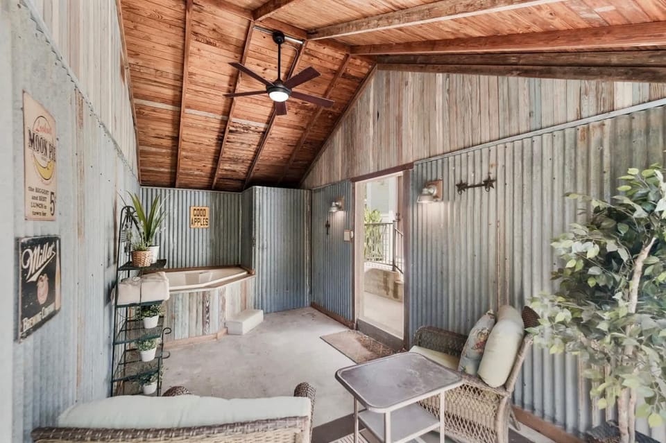 Forrester Bungalow - Close to Main Outdoor oasis House in Fredericksburg