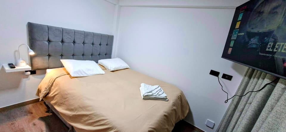 Bed, TV and multimedia, Photo of the whole room, Bedroom, towels
