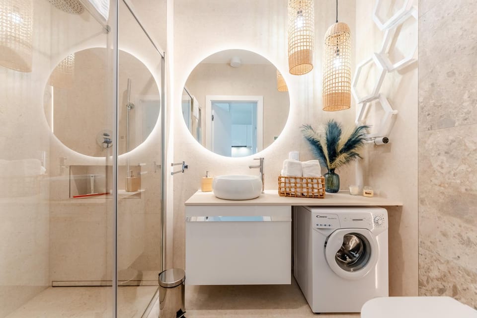 Shower, Toilet, Bathroom, towels, washing machine