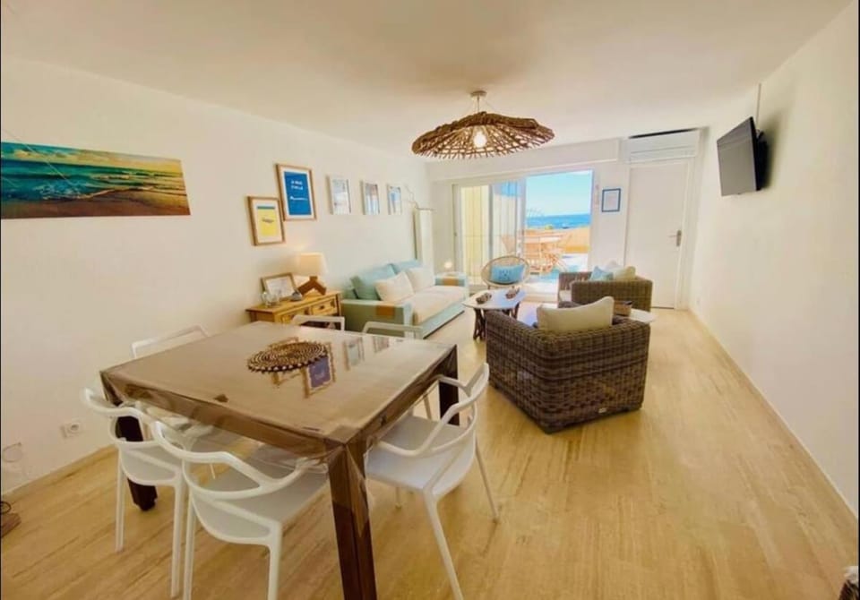 TV and multimedia, Living room, Seating area, Dining area, air conditioner