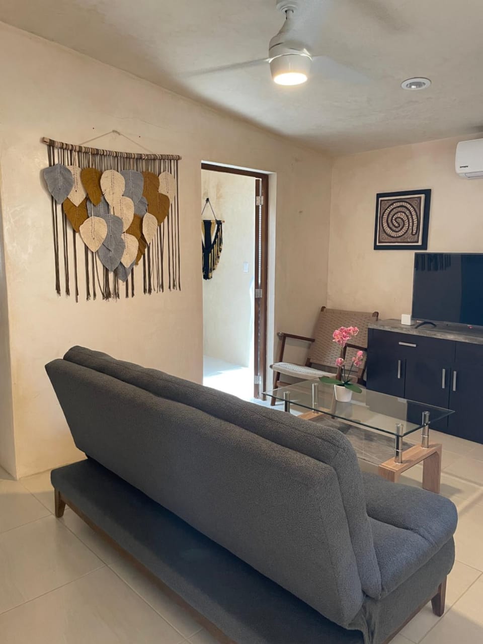 TV and multimedia, Living room, Seating area, air conditioner