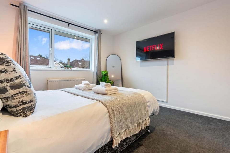 Photo of the whole room, Bedroom