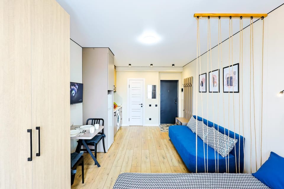 Bed, TV and multimedia, Kitchen or kitchenette, Photo of the whole room, Seating area, Dining area, Bedroom