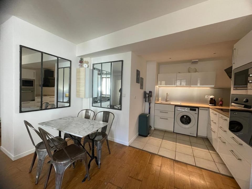 Kitchen or kitchenette, Dining area, oven, stove, washing machine