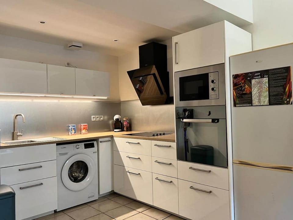 Coffee/tea facilities, Kitchen or kitchenette, oven, stove, toaster, washing machine