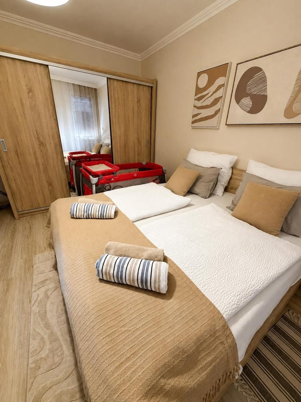 Paris Yard Apartman with private parking, near FORUM Shopping Mall Apartment in Hungary
