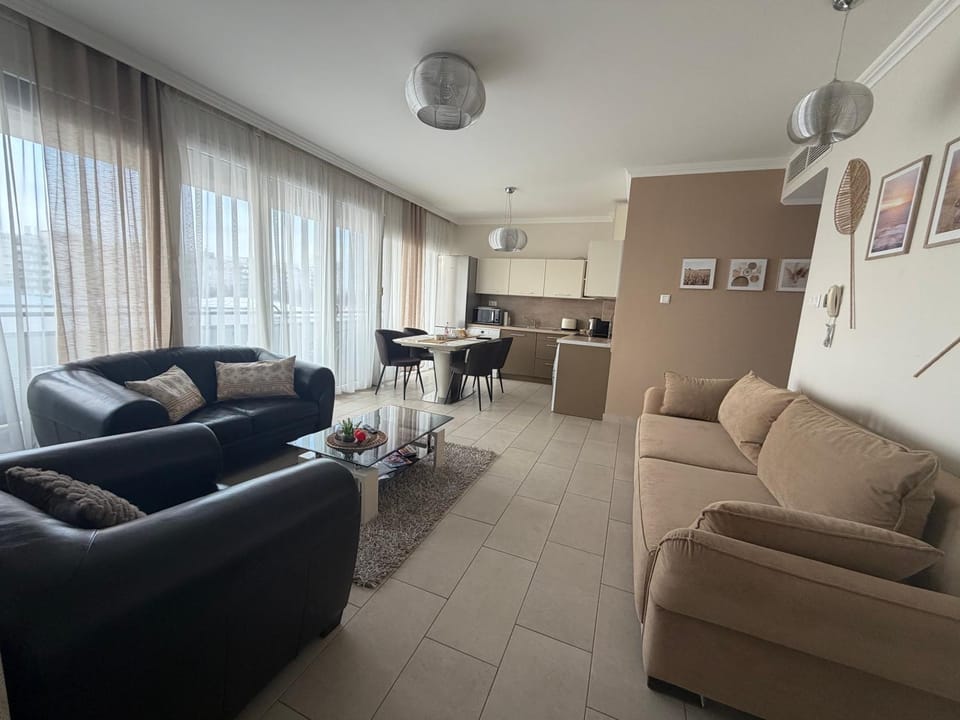 Paris Yard Apartman with private parking, near FORUM Shopping Mall Apartment in Hungary