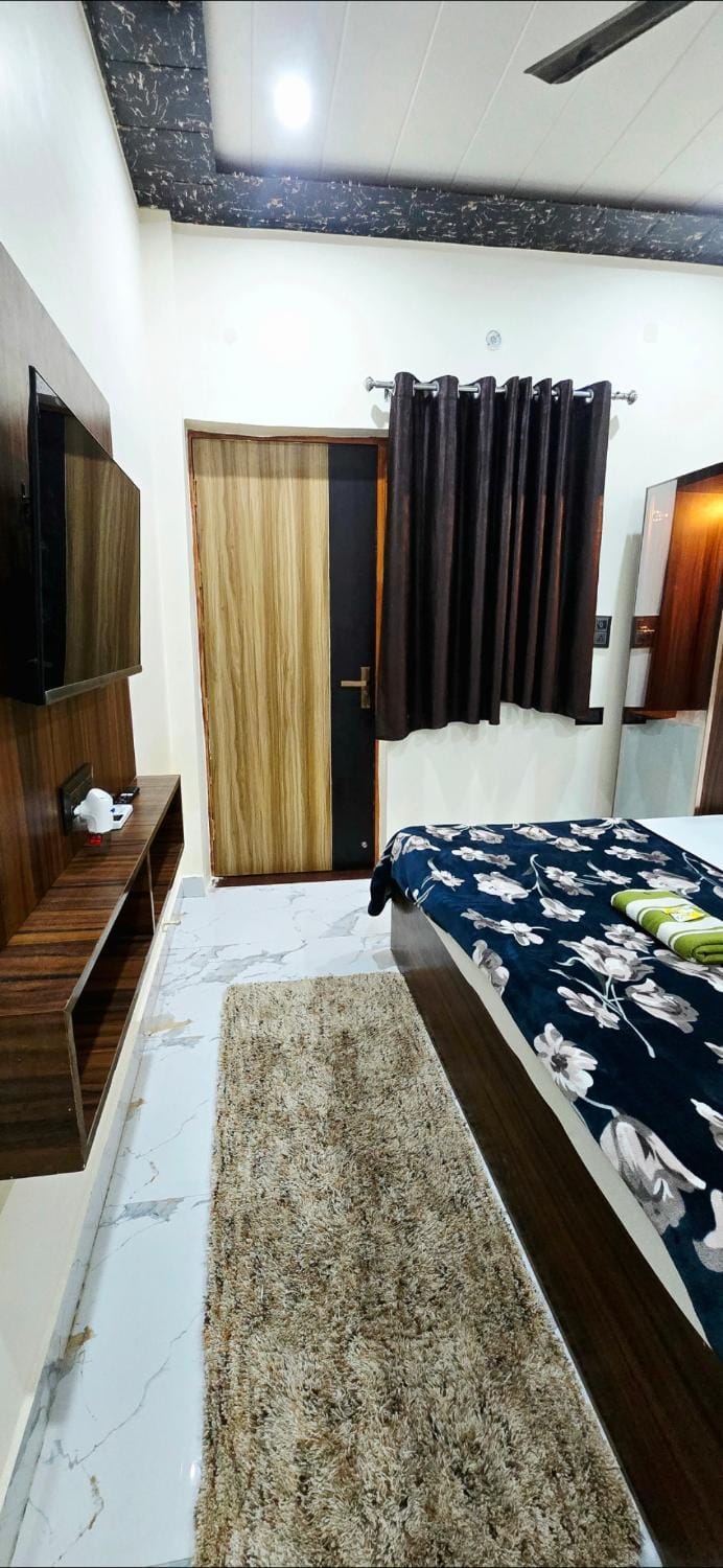 Bed, TV and multimedia, Photo of the whole room, wardrobe
