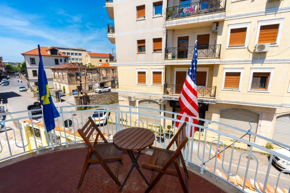 Property building, Day, Neighbourhood, Balcony/Terrace, Street view, Location, Parking