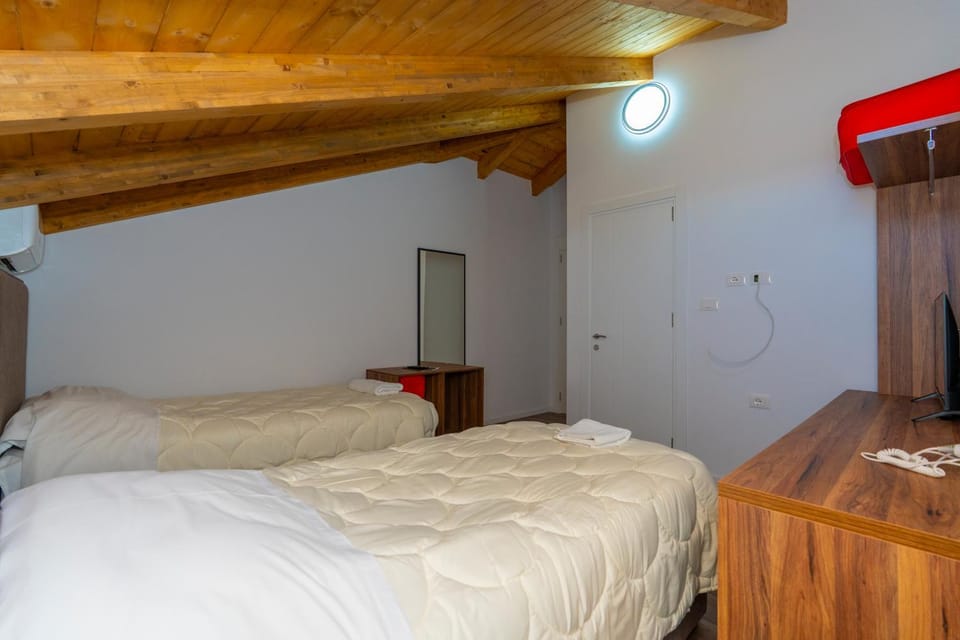 Bed, TV and multimedia, Photo of the whole room, Bedroom, hair dresser