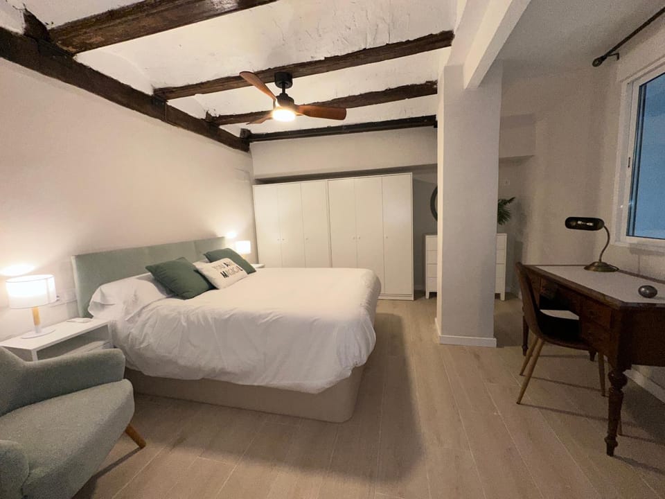 EcoCasa 12PAX perfecta grupos, reforma lujo, junto parada Burjassot metrovalencia, cerca centro Valencia y playa, lavadora, secadora equipamiento total Apartment in Valencia
