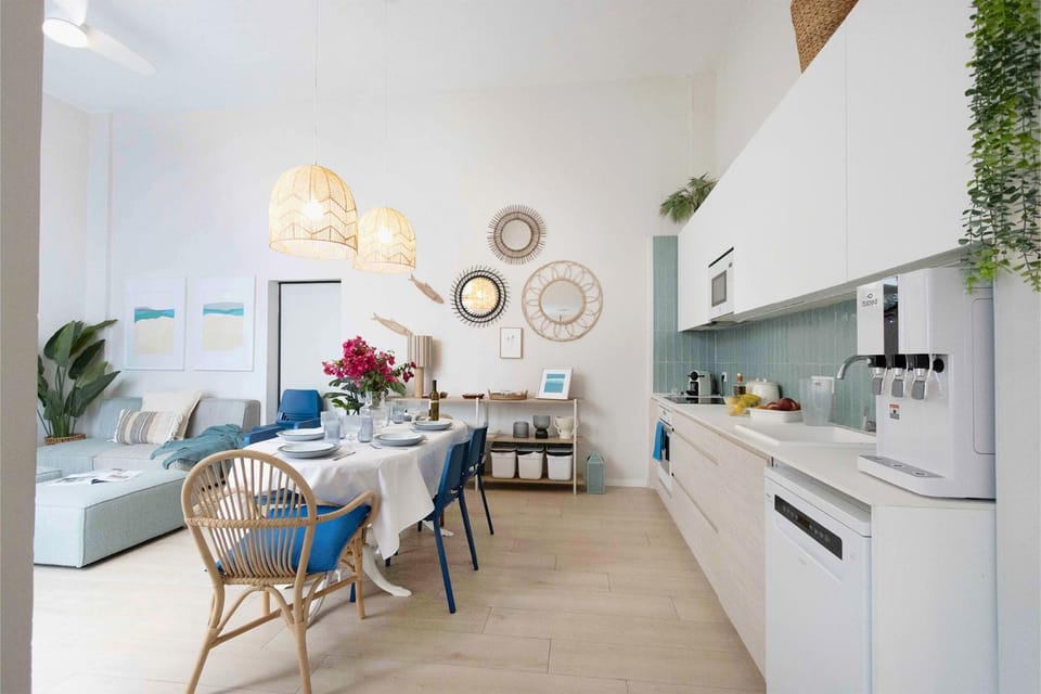 EcoCasa!! Groups - 8 min Metro to Valencia - Premium Renovated - Fully Equipped - Patio - Business Invoices - Min 11 noches Apartment in Valencia