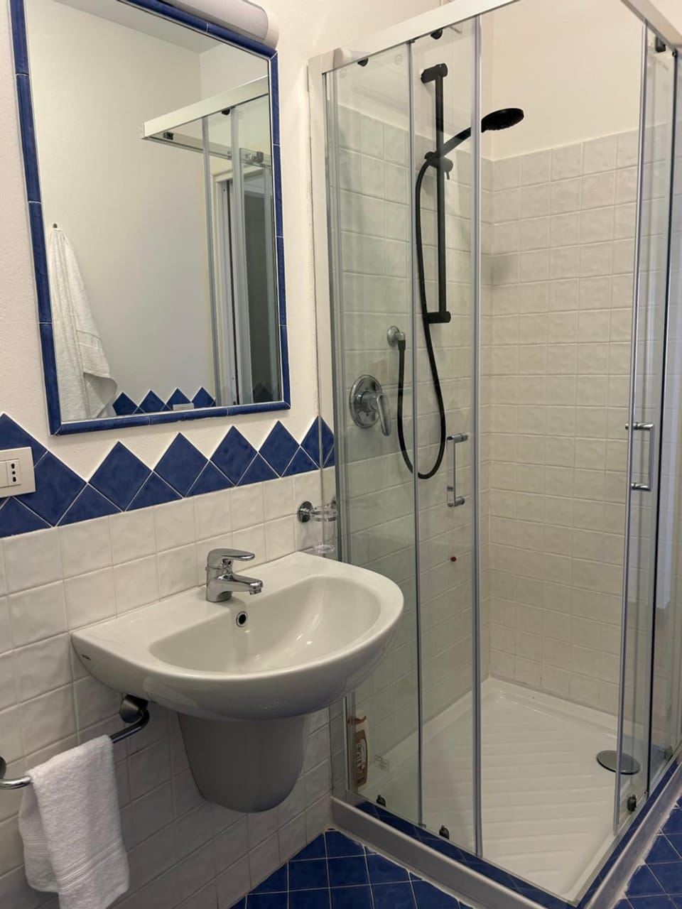 Shower, Bathroom, towels