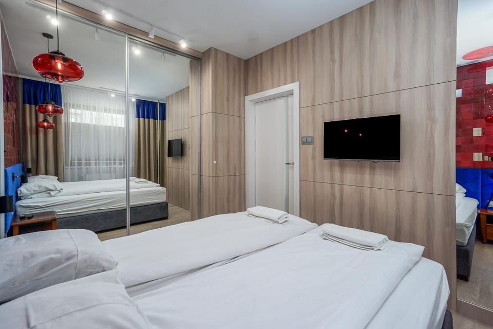 Bed, TV and multimedia, Bedroom