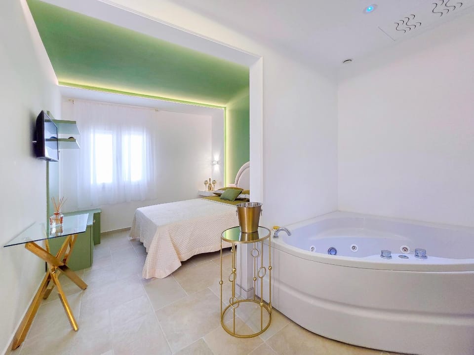 Hot Tub, Photo of the whole room, Bedroom