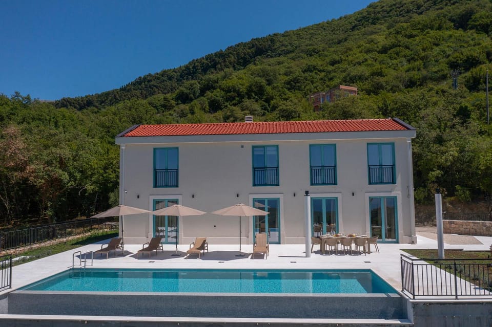 Property building, Day, Natural landscape, Swimming pool, sunbed