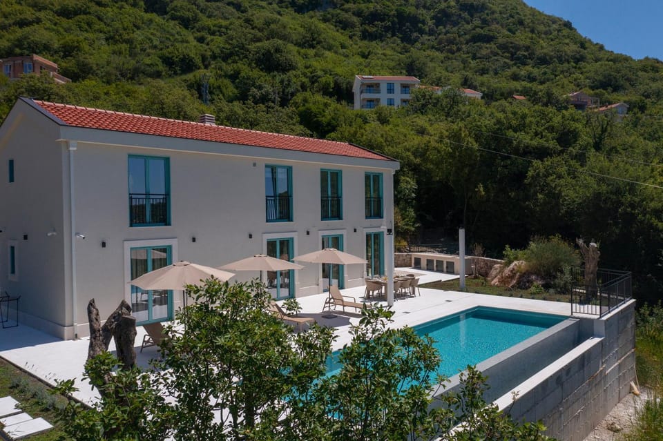 Property building, Natural landscape, Mountain view, Pool view, Swimming pool, sunbed