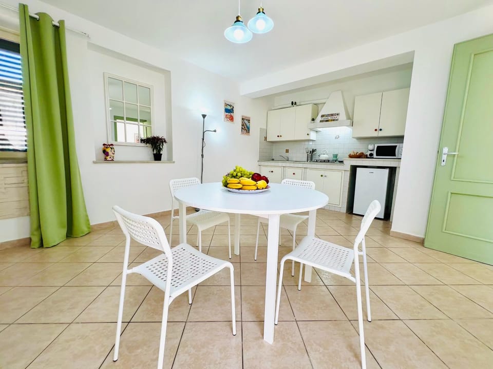Kitchen or kitchenette, Dining area, stove