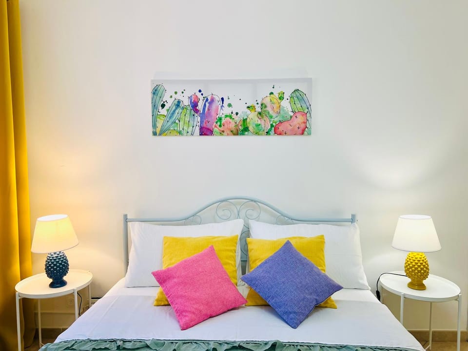 Bed, Photo of the whole room, Decorative detail, Bedroom