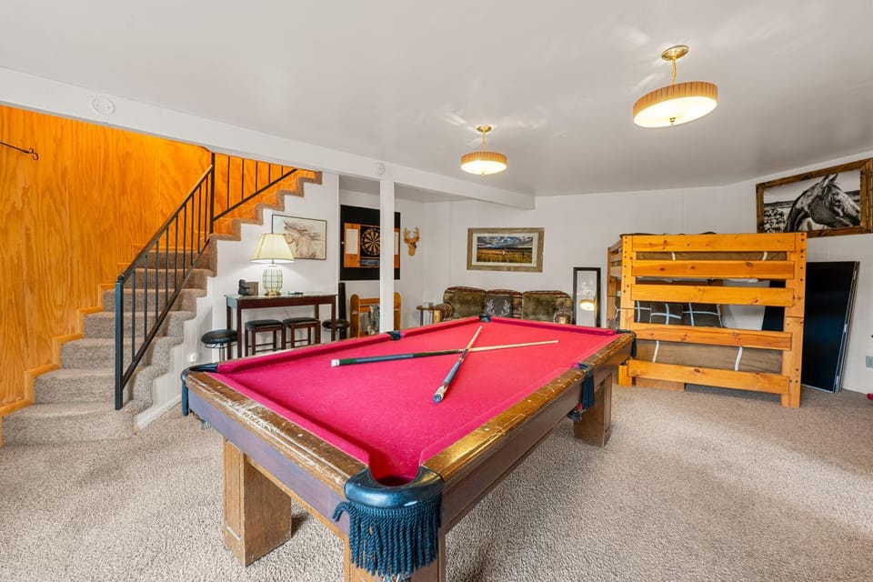 Bed, Billiard, Game Room, Seating area, Bedroom