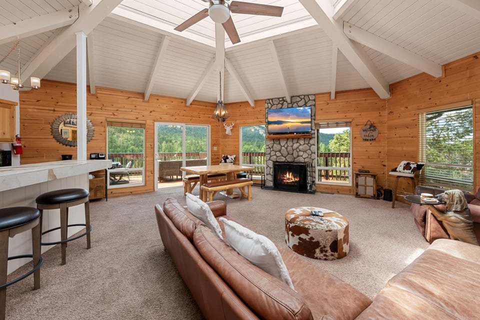 TV and multimedia, Living room, Seating area, Dining area, fireplace