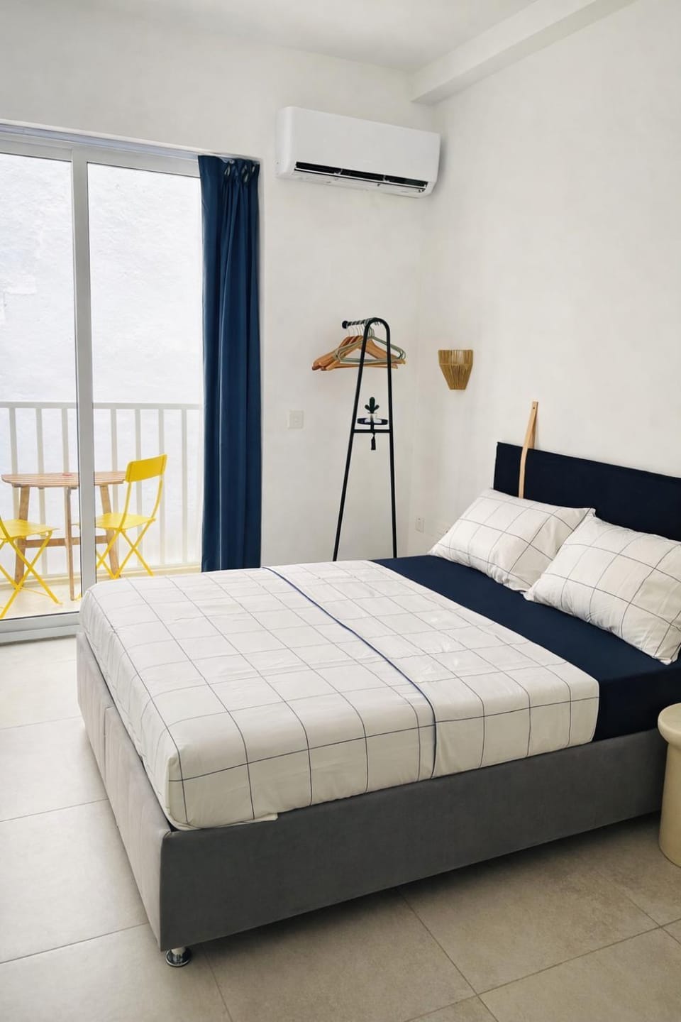 Bed, Seating area, Bedroom, air conditioner