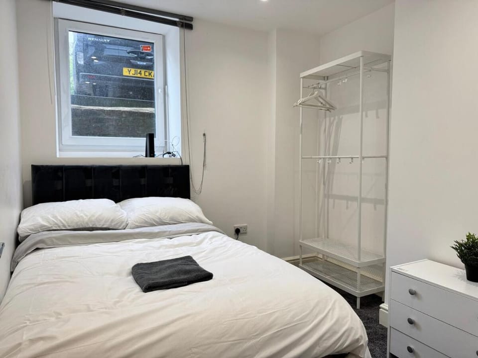 3BD Modern Home with Free Private Parking Apartment in Wirral