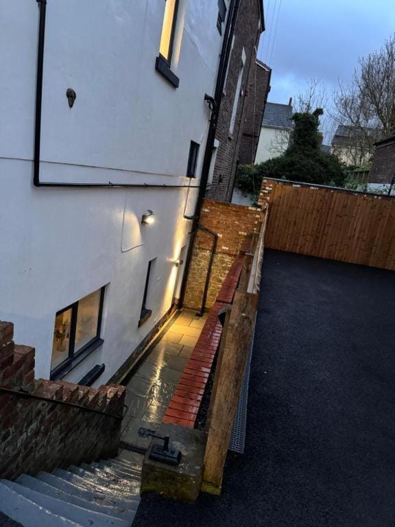 3BD Modern Home with Free Private Parking Apartment in Wirral