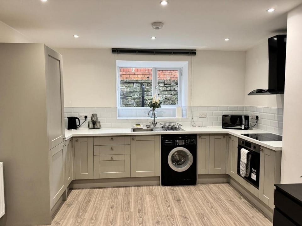 3BD Modern Home with Free Private Parking Apartment in Wirral