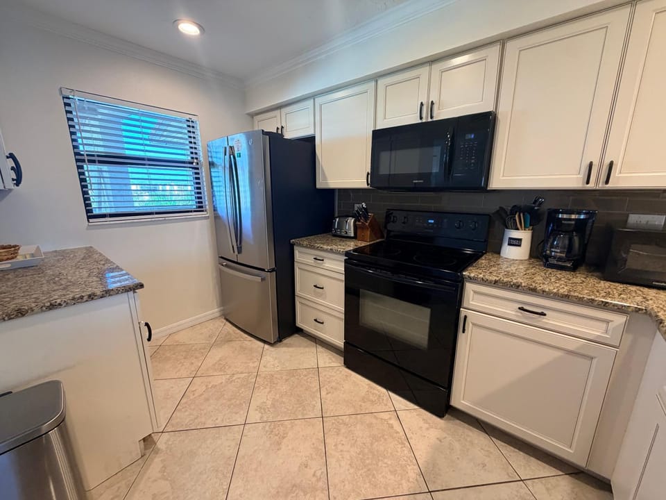 Kitchen or kitchenette, microwave, oven, stove