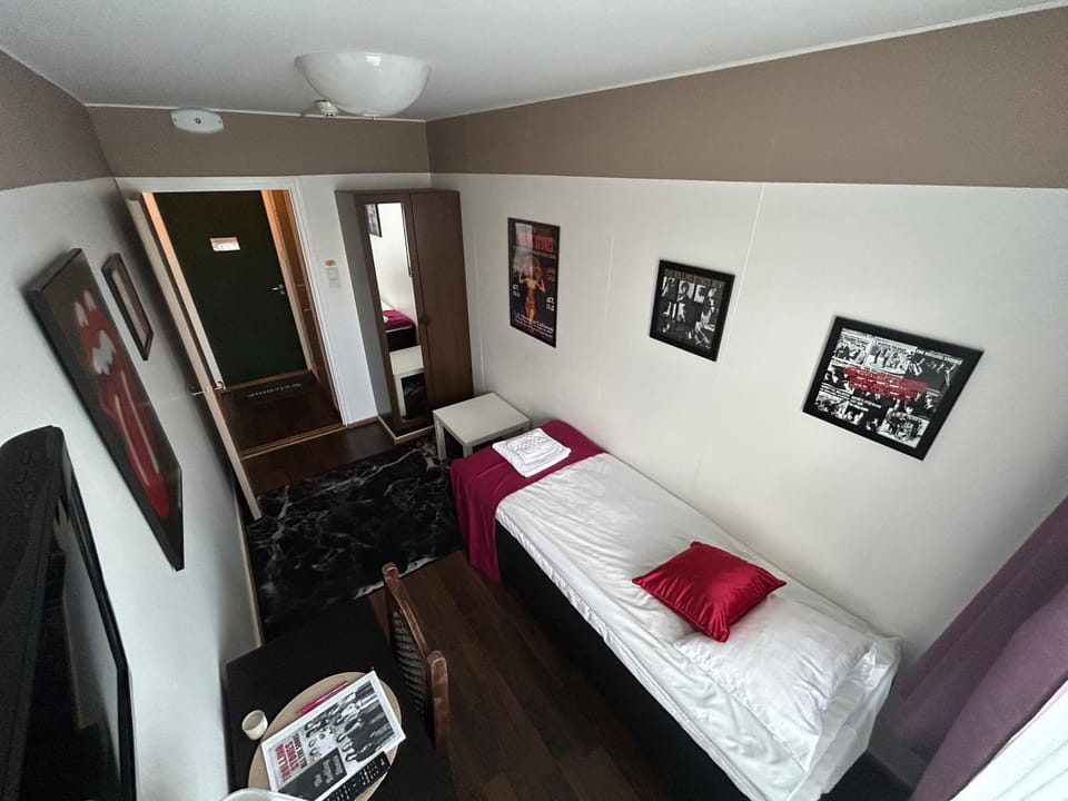 Bed, TV and multimedia, Photo of the whole room, Seating area, Bedroom