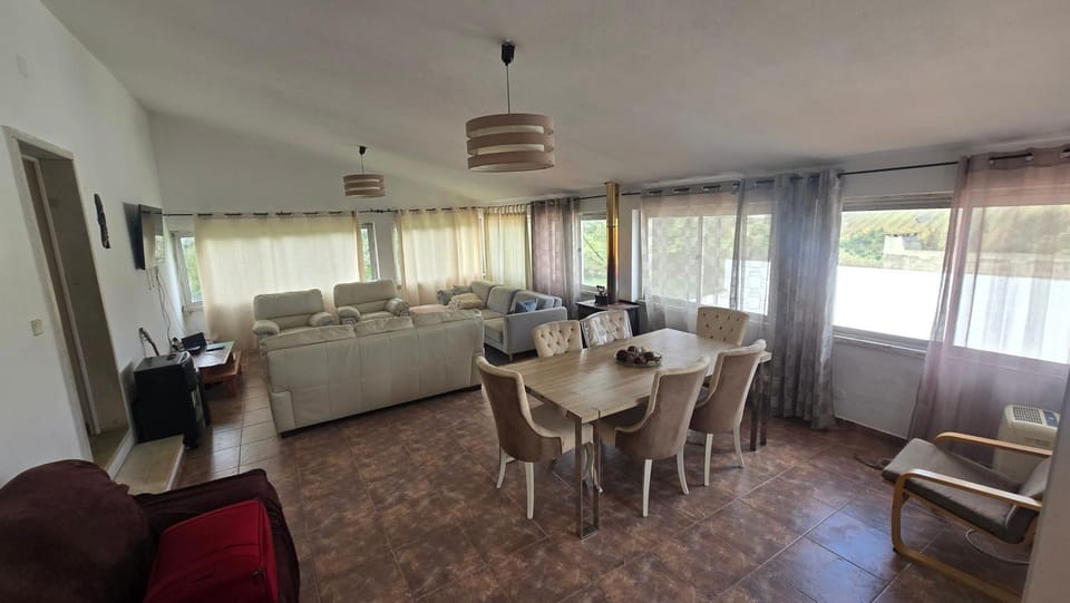 TV and multimedia, Living room, Seating area, Dining area