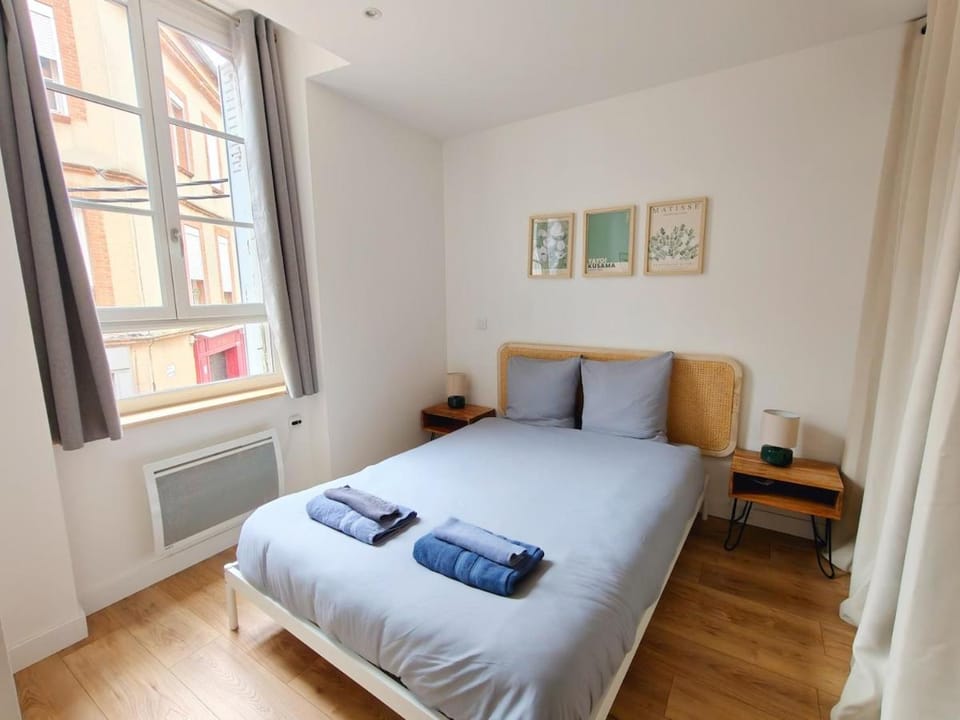 Bed, Photo of the whole room, Bedroom, towels