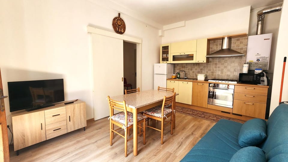 Kitchen or kitchenette, Living room, Seating area, Dining area, stove