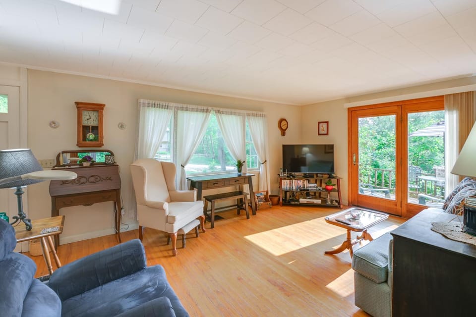 1 Mi to Main St: Charming Elsworth Home w/ Yard! House in Surry