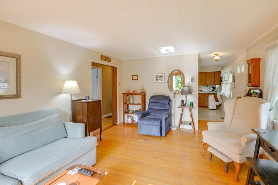 1 Mi to Main St: Charming Elsworth Home w/ Yard! House in Surry