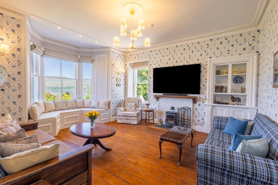 TV and multimedia, Living room, Seating area, Evening entertainment