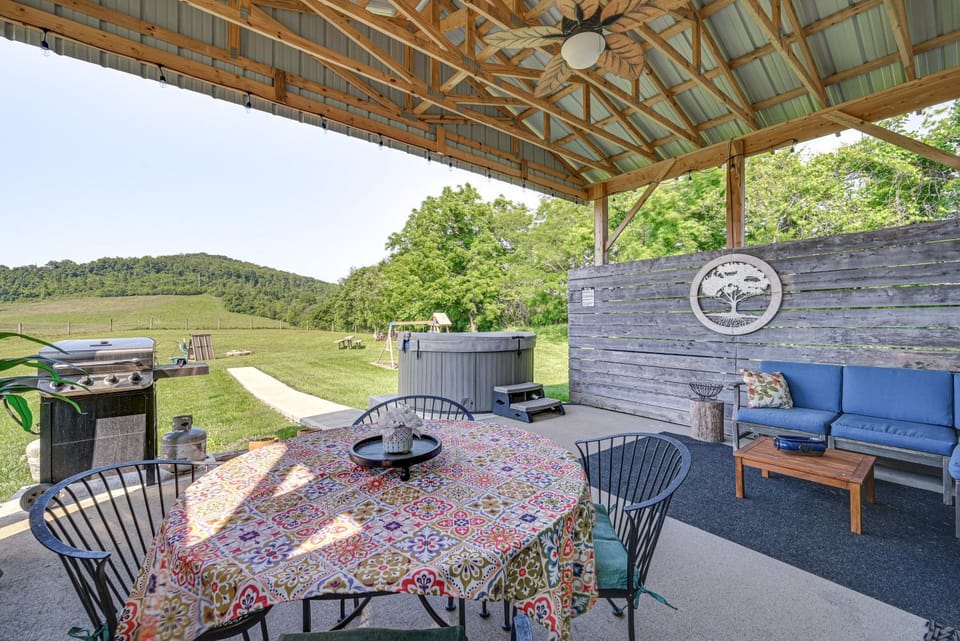 Near Dtwn Somerset: Tranquil Getaway w/ Fire Pit House in Lake Cumberland