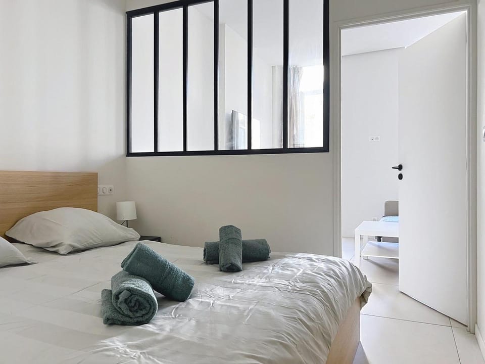 Bed, Photo of the whole room, Bedroom, towels