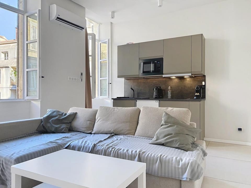 Kitchen or kitchenette, Living room, stove