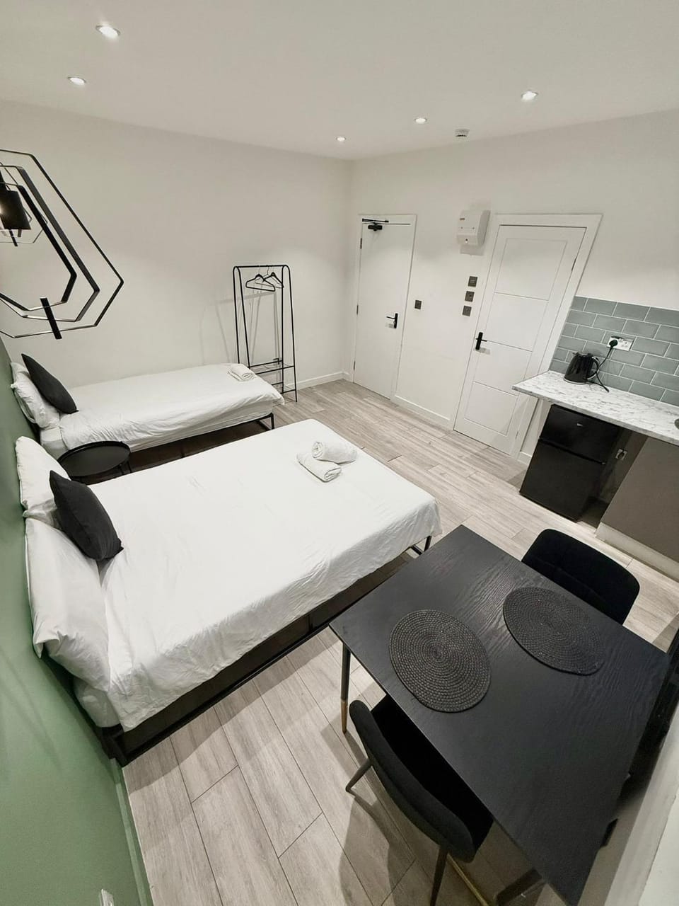 Westfield Shopping Studios - 129 - Chic City Escape Apartment in London Borough of Ealing