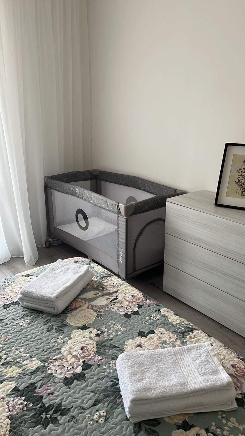 Bedroom, cot
