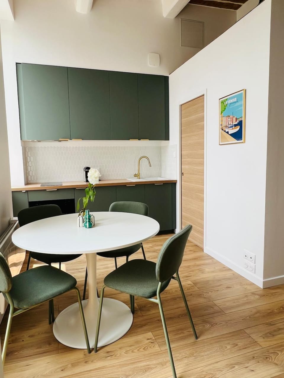 Kitchen or kitchenette, Dining area