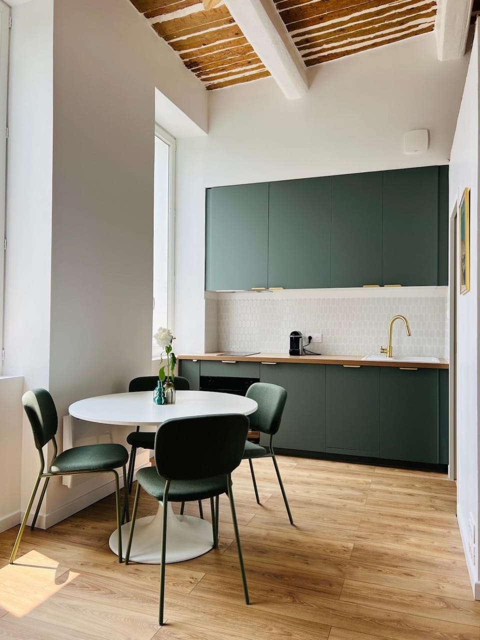 Kitchen or kitchenette, Dining area