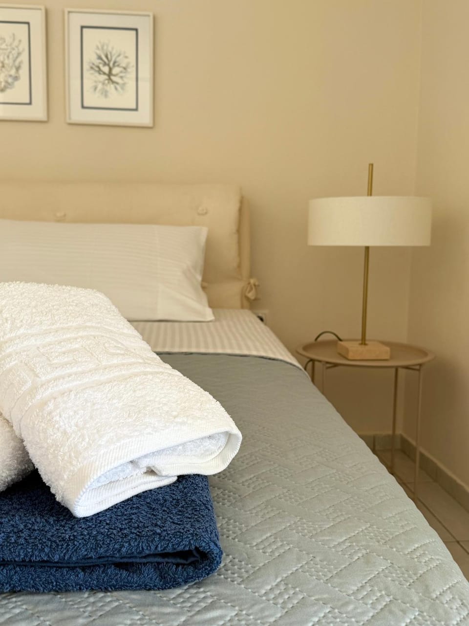 Bed, Bedroom, towels