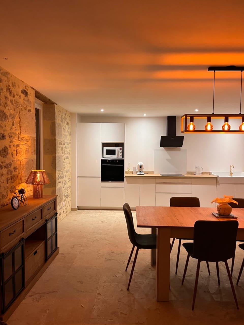 Dining area, oven, stove, toaster