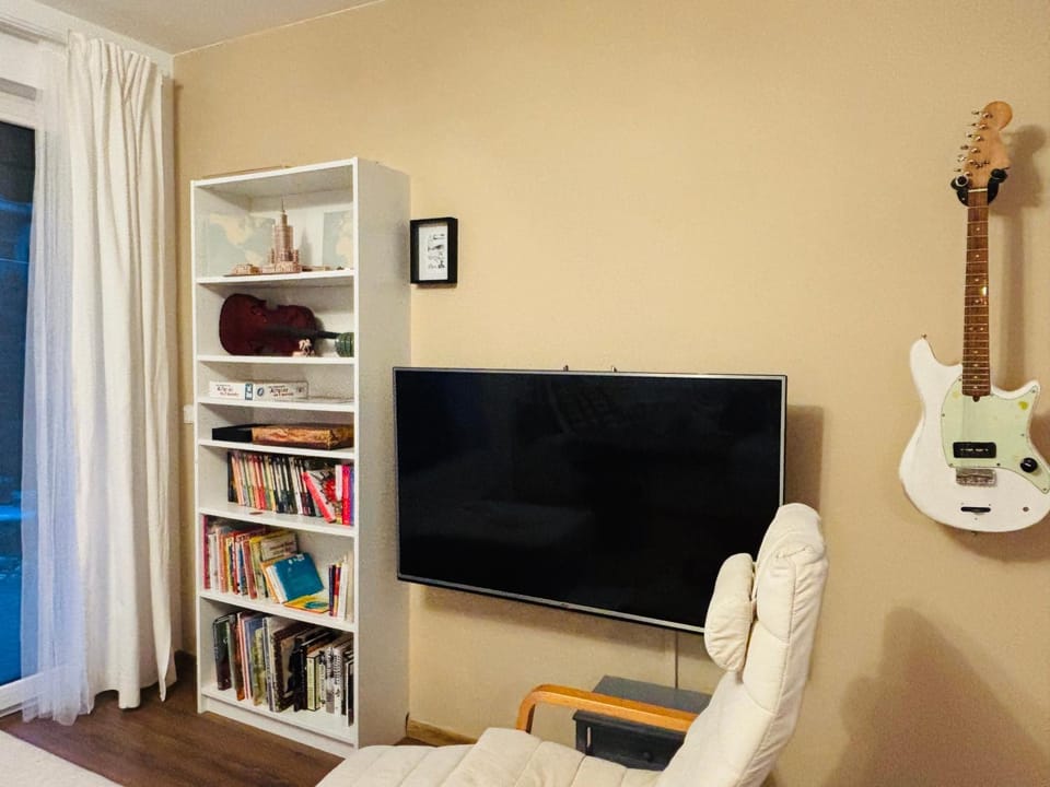 Communal lounge/ TV room, Library, TV and multimedia, Evening entertainment