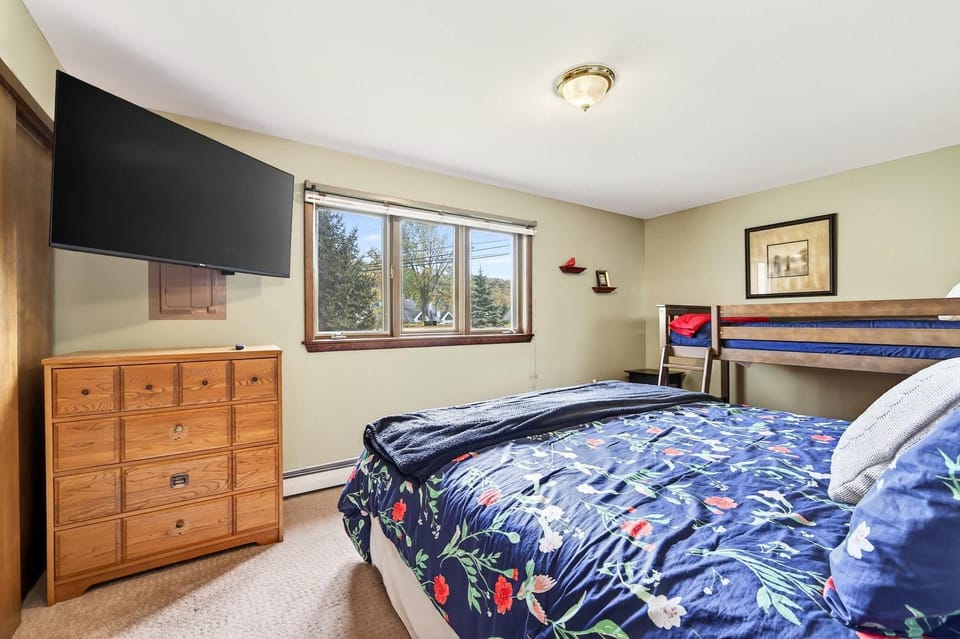 Across from Holiday Valley 2 King Beds AC House in Ellicottville