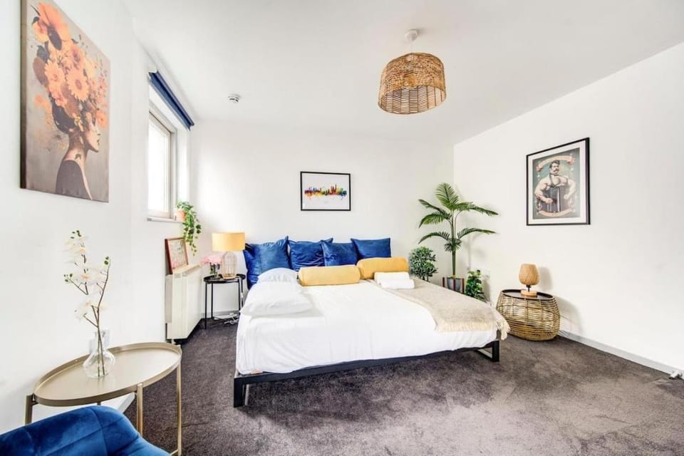 London Thames Canary Wharf Flat Sleeps 8 near O2 London City Airport Apartment in London